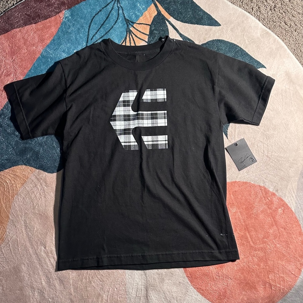 Youth Etnies shirt Sz Lrg